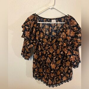 Knox Rose floral top size medium